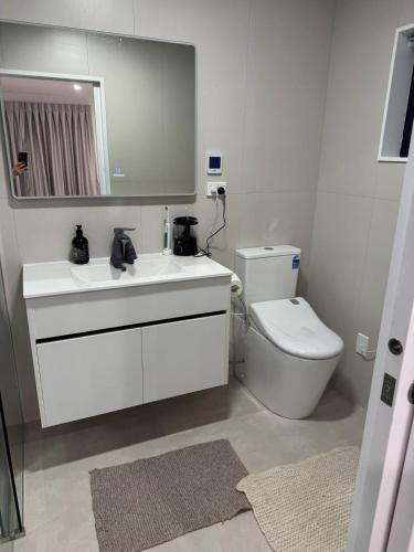 Brand-new Family Retreat in Riverhead 4BR Home in ริเวอร์เฮด