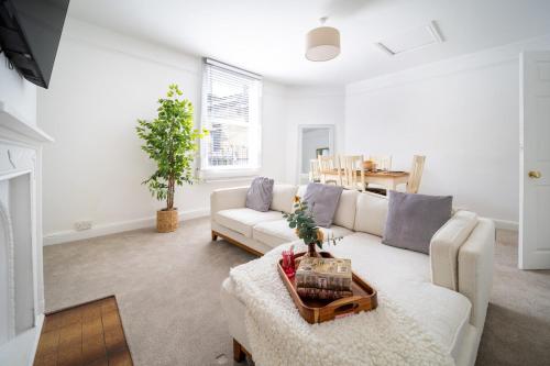 Larkhall Retreat- Village Centre, Parking, 4K TVs, 10mins To City Centre, Bath