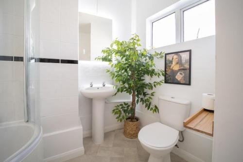 Larkhall Retreat- Village Centre, Parking, 4K TVs, 10mins To City Centre, Bath (photo 2)