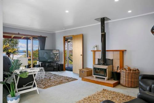 Acacia Bay Retreat - Charming 3BR Retreat With Fireplace and Views - image 4