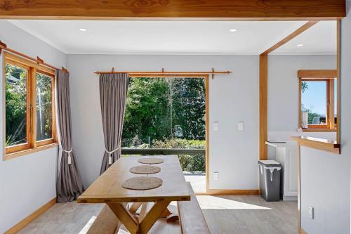 Charming 3BR Retreat With Fireplace and Views in อ่าวอาคาเซีย