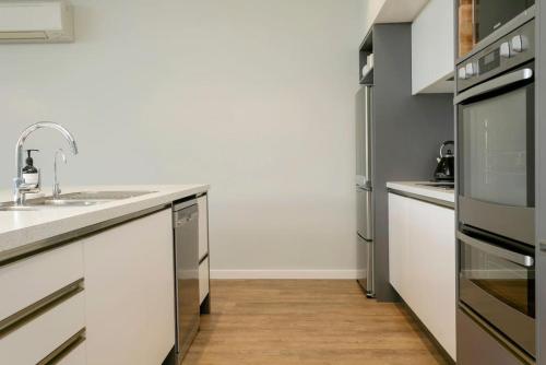 Stylish 3BR Lakeview Home in Acacia Bay - image 4