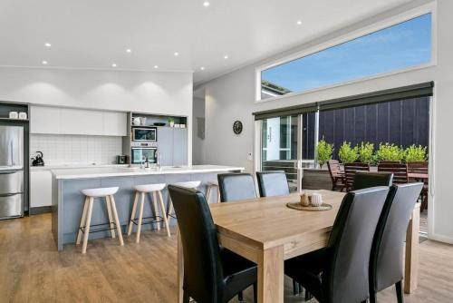 Stylish 3BR Lakeview Home in Acacia Bay - image 5