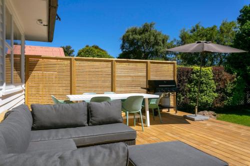 Serene Retreat With BBQ Deck Near Lake - image 4