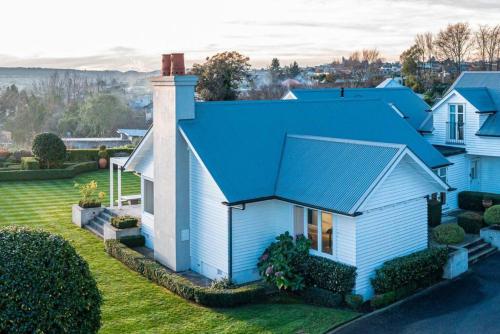 Norfolk House Luxury Villa With Spa and Lake Views - image 4