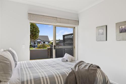Villa at the Lake - Elegant 3BR Retreat Steps from Lake Taupō - image 3