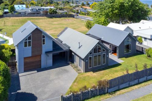 Huia Heights, Modern 4BR Home With Park Views, Taupo
