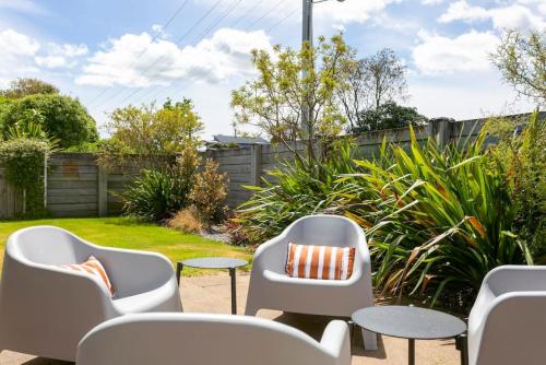 Central Stylish Taupo Retreat With BBQ and Private Garden - image 3