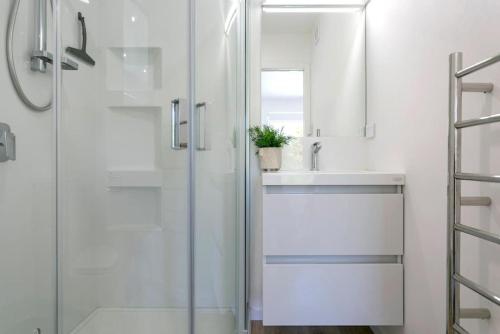 Central Stylish Taupo Retreat With BBQ and Private Garden - image 5