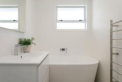 Central Stylish Taupo Retreat With BBQ and Private Garden - image 4