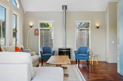 Huia Heights Modern 4BR Home With Park Views - image 4
