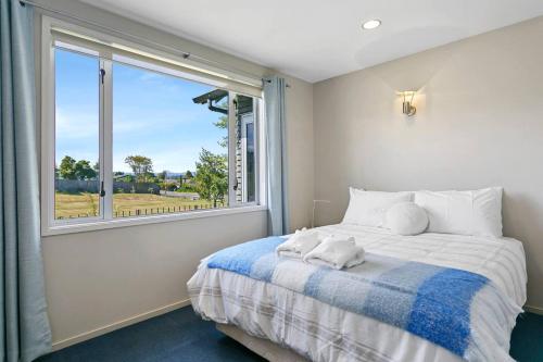 Huia Heights Modern 4BR Home With Park Views - image 3