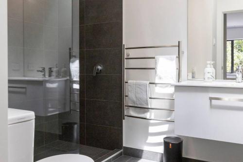 Peaceful Taupo Escape With King Suite and Comfort - image 4