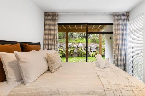 Peaceful Taupo Escape With King Suite and Comfort - image 5
