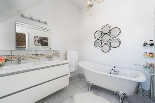 Luxury Group Escape With Spa Pool Views and Privacy - image 2