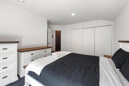 Te Aroha Whare Cozy 3BR Retreat With Garage and BBQ - image 3