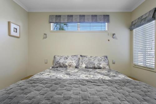 Stunning 3BR Home With Spa Bath Mountain and Lake Views - image 4