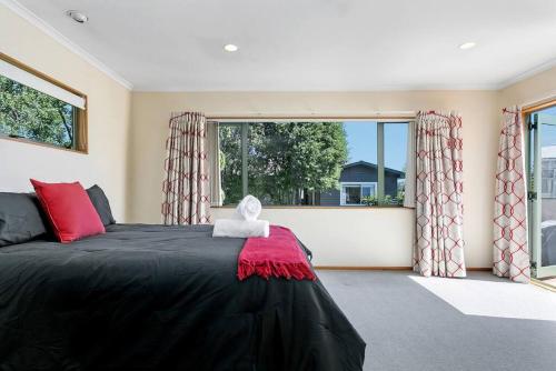 Tuis Place Spacious 3BR Retreat Near Town Centre - image 4