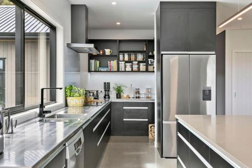 Peaceful Luxury Retreat with Lake Views and Spa Pool in อ่าวอาคาเซีย