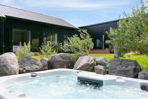 Peaceful Luxury Retreat with Lake Views and Spa Pool in อ่าวอาคาเซีย