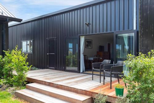 Peaceful Luxury Retreat with Lake Views and Spa Pool in อ่าวอาคาเซีย