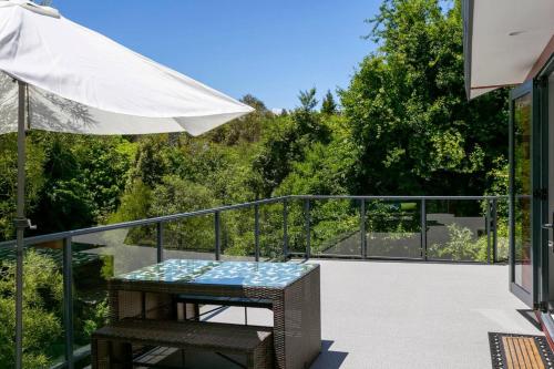 Treetop Living Peaceful 4BR With Scenic Bush Views - image 4