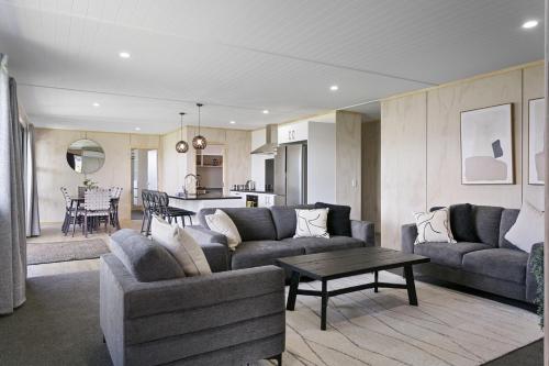 Unwind on Wai, New 4BR Home With Style and Comfort - Taupo