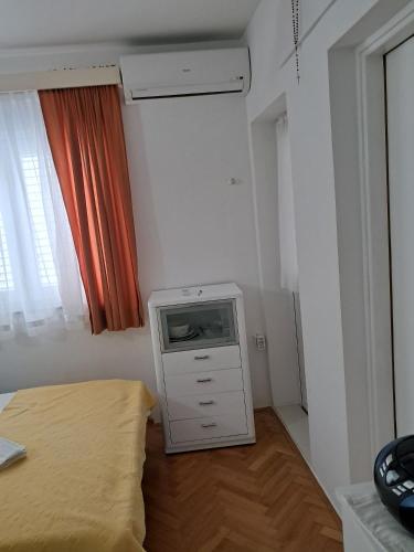 One-Bedroom Apartment image 3