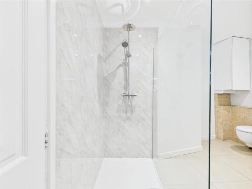Queens Road by Signature Stays - Modern - Central - image 2