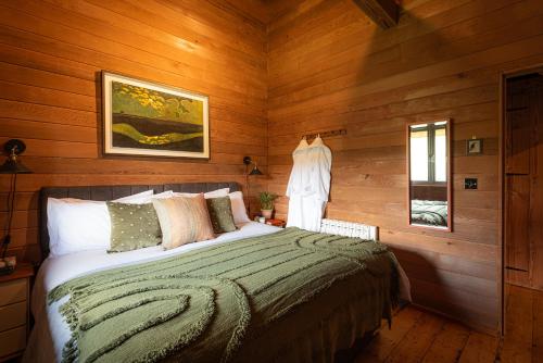 Kingfisher Cabin, Butterwell Farm, Riverside cabin on 40-acre private estate, Cornwall
