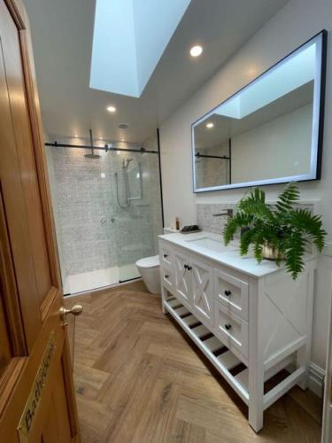 Shower, Plane Tree Villa in Sydenham