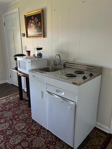 Room in Lake Home - 2BR 1BA Kitchenette in กรีนิช (คอนเนตติคัต)