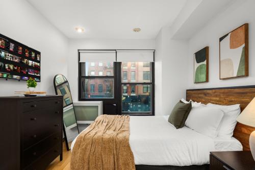 Stylish 2BR Apartment in the Heart of East Village, New York (photo 2)