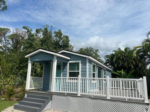 Erkély/terasz, Perfect Getaway-Lovely Cottage House- Near Beaches in Nokomis (FL)