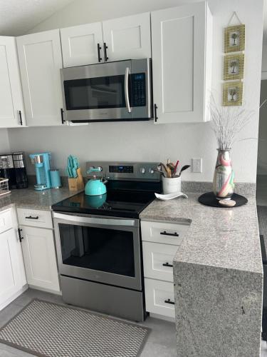 Perfect Getaway-Lovely Cottage House- Near Beaches in Nokomis (FL)