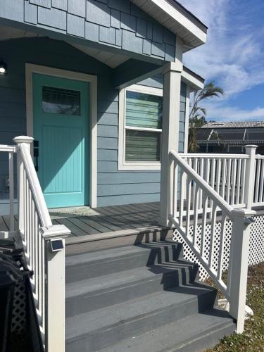 Bejárat, Perfect Getaway-Lovely Cottage House- Near Beaches in Nokomis (FL)