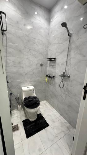 Zuhanyzó, غرفة نوم وصالة مودرن بدخول ذاتي in Al Manar