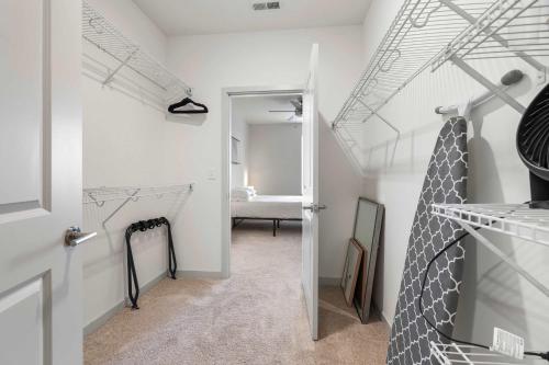 Modern Nulu 2BR CozySuites 07 in Louisville, USA
