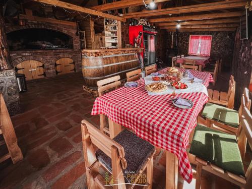 Kolibe Ravno Brdo in Ljubiš