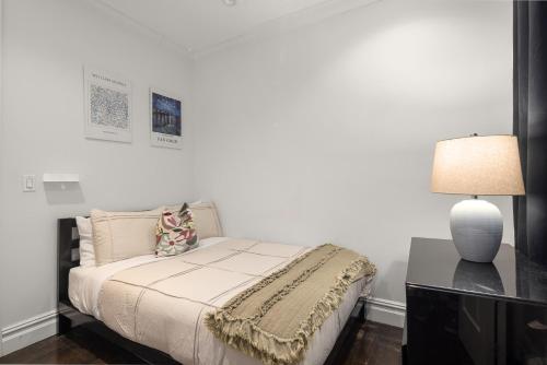 Explore NYC! Cozy 2BR in Prime Location, New York (photo 4)