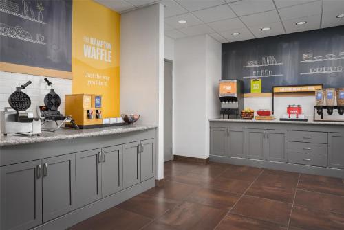 Hampton Inn & Suites Omaha-Downtown - image 2