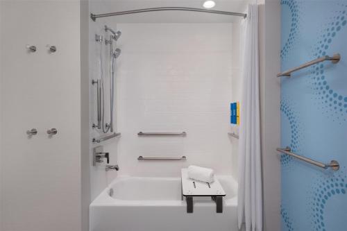 King Room with Bath Tub - Mobility Access room in Tru by Hilton Houston Downtown Convention Center
