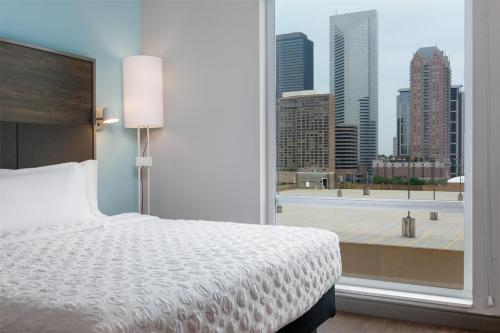 King Room - Hearing Access room in Tru by Hilton Houston Downtown Convention Center
