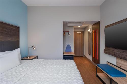King Room with Walk-In Shower room in Tru by Hilton Houston Downtown Convention Center
