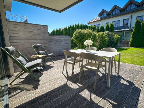 Dārzs, "Wiesenblick" - Premium Apartments Seekirchen, mit Garten in Seekirchen Am Wallersee