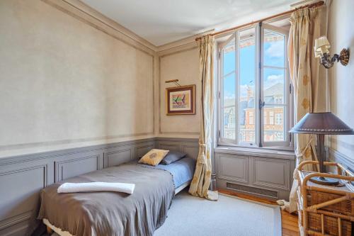 Luxurious 4 bedroom duplex, 200m from Place Morny