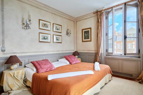 Luxurious 4 bedroom duplex, 200m from Place Morny