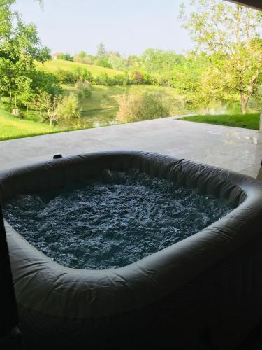 Spa, Gîte du Pescadou, 4 personnes, jacuzzi, wifi et netflix (Gite du Pescadou, 4 personnes, jacuzzi, wifi et netflix) in 圖爾農達熱奈