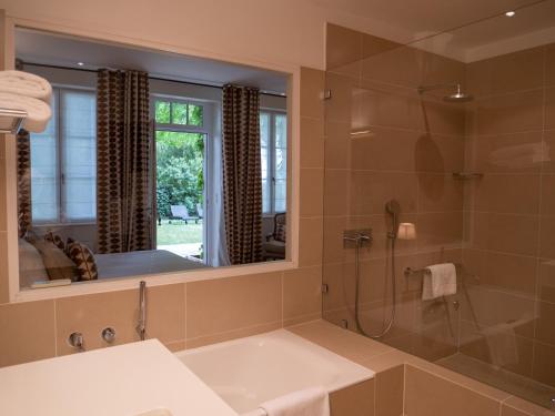 room detail thumbnail 2