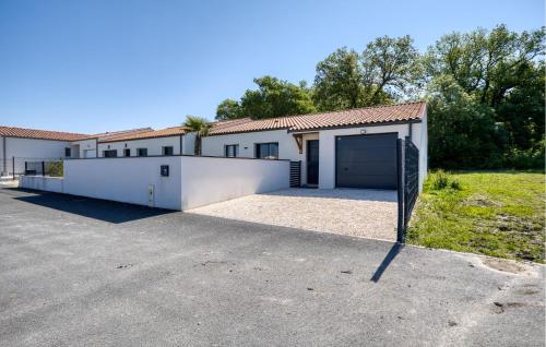 Viesnīcas āriene, 3 Bedroom Amazing Home In Semussac in Semussac